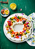 Pavlova mit Passionsfrucht und Erdbeeren