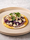 Tacos mit schwarze-Bohnen-Creme, Rotkohl, Blumenkohl und Koriander