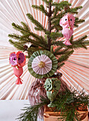 DIY paper decoration: Owls and blossom made of crepe paper on a fir branch