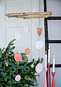 DIY-Weihnachtsdekoration aus Tortenpapier auf Treibholz