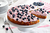 Yoghurt cake with berries