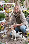 Frau mit Hund Zula auf Osterterrasse
