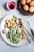 Salat mit grünen Bohnen, Erbsen und eingelegten Eiern