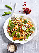 Chickpea salad with carrot and spinach