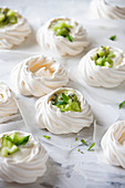 Meringues with kiwi and mint