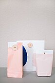 DIY-Geschenktüten aus Papier mit Lederverschluss