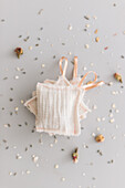 DIY bath sachets made of muslin filled with oats and rose petals