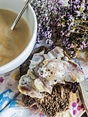 Frühstückskaffee, Vollkornbrot und Speck