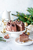 Schokoladen-Vanille-Crepetorte mit Schoko-Vanille-Sahne zu Weihnachten
