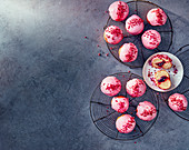 Donuts mit Himbeermarmelade und rosa Himbeerglasur