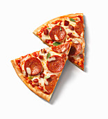 Zwei Stücke Peperoni-Pizza auf weißem Untergrund