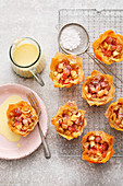 Apfelstrudel-Muffins mit Vanillesauce