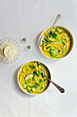 Veganes Zitronengras-Curry mit grünem Gemüse serviert mit Reis
