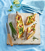 Gratinated baquette with eggs and ham
