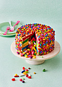 Bunte Piñata-Torte mit Süßigkeiten