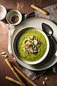 Cremige grüne Suppe mit Brokkoli, Spinat und grünen Erbsen