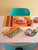 Orangefarbene Tischsets mit Bordüre