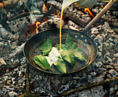 Testaroli mit Kastanienblättern in einer Pfanne zubereiten