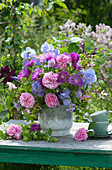 Frühsommerstrauß aus Rosen, Flockenblumen, Schwertlilien, Witwenblumen und Frauenmantel