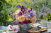 Sommerstrauß aus Rosen, Malven, Glockenblumen, Wiesenkerbel, Bartnelken und Witwenblumen