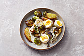 Hartgekoche Eier mit Rosenkohl, Kartoffelspalten aus dem Ofen und Senfsauce