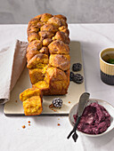 Monkey Bread mit Möhren und Brombeerbutter