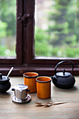 Vietnamesischer Kaffee auf Tisch am Fenster