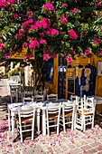 Morgendliche Szene vor noch geschlossenem Restaurant in Chania (Kreta, Griechenland)