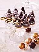 Weihnachtliche Bienenstock-Plätzchen aus Bitterschokolade und mit weißer Schokolade