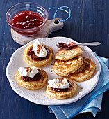 Apfel-Pancakes mit Erdbeermarmelade