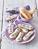 Savoiardi (Italienische Löffelbiskuits) mit Lavendel