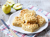 Apple crumb cake with almonds