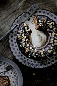 Kranzförmiger Haselnuss-Orangen-Kuchen mit Rum und ohne Ei