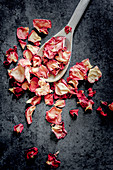 Getrocknete Rosenblütenblätter