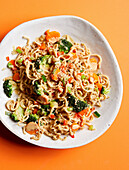 Noodles with vegetables and peanut sauce (sugar-free)