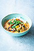 Gelbes Thai Chicken-Curry mit Kokosmilch