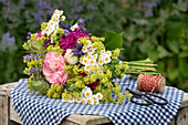 Ländlicher Sommerstrauß mit Rosen, Frauenmantel, Mutterkraut, Lavendel und Bartnelken