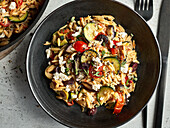 Kritharaki mit Feta, Oliven und Gemüse