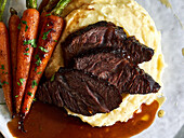Braised ox cheeks with carrots on mashed potatoes