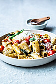 Pasta with pesto, tomatoes and courgettes
