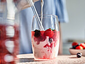 Pink Drink mit frischen Beeren