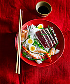 Chirashi - Japanisches Thunfischfilet mit Edamame und Wachteleiern