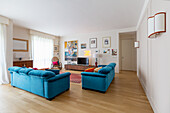 Blaue Polstersofas, Fernsehmöbel und Schaukelstuhl im Wohnzimmer