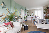 Naturweiße Sofas und Tapete mit botanischem Motiv in offenem Wohnraum