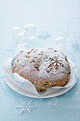 Süßes Weihnachtsbrot mit Haselnüssen und Pinienkernen