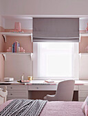 Mädchenzimmer in Weiß und Rosatönen mit Schreibtisch vor dem Fenster