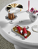 DIY-Weihnachtsdekoration, kleiner Blumenstrauß und Kuchen auf weißem Tisch