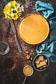 Gebackener Zitronen-Käsekuchen auf rustikalem Küchentisch