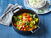 Gemüseragout mit Curry serviert mit Reis