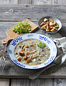 Gersten-Gemüse-Suppe mit Schweinefleisch und Croutons